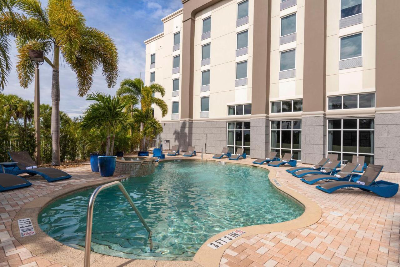 Hampton Inn & Suites Fort Myers-Colonial Boulevard מראה חיצוני תמונה